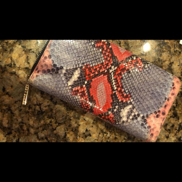 Tory Burch Robinson Zip Continental Wallet - Picture 3 of 3